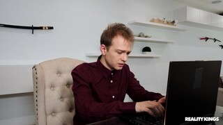 Big Cock Bathroom Blowjob with Alex Jett - новинки порно на BIGWHORE.COM