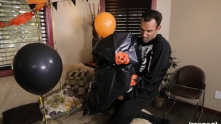 Tiny Trick or Treater Licks Pussy and Rides Reverse Cowgirl - страстные шлюхи в HD BIGWHORE.COM