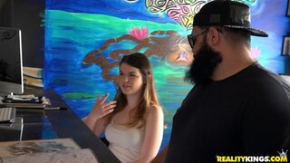Teen Adriana Maya gets rough blowjob in shop - страстные шлюхи в HD BIGWHORE.COM