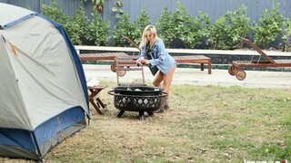 Backyard Fuck Fest – Kenzie Reeves Takes Big Cock Outdoors - новинки порно на BIGWHORE.COM