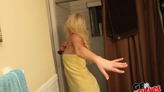 Natural Tits and Shaved Pussy in the Bathroom - страстные шлюхи в HD BIGWHORE.COM