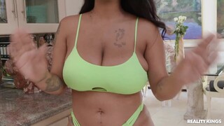 Brunette Babe Swimming Lessons - страстные шлюхи в HD BIGWHORE.COM
