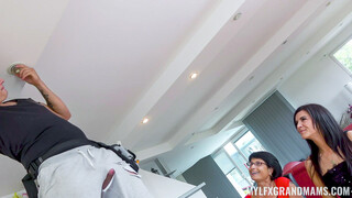 Handyman Gets Lucky with Horny MILFs Ella & Petra - страстные шлюхи в HD BIGWHORE.COM