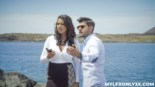 Voyeur Treat - MILF Masturbates Unaware - страстные шлюхи в HD BIGWHORE.COM