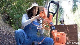 Yard Work Turns Hot with Reagan Foxx MILF - новинки порно на BIGWHORE.COM