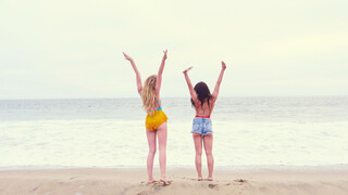 Chloe Scott & Whitney Wright Beach Threesome - страстные шлюхи в HD BIGWHORE.COM