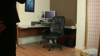 Slutty secretary Raylynn strips and masturbates at work - страстные шлюхи в HD BIGWHORE.COM