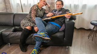 German mature blonde tempts her neighbor, then fucks him on the sofa - страстные шлюхи в HD BIGWHORE.COM