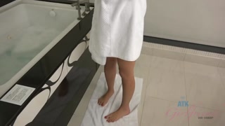Hot Brunette Gets a Creampie in the Shower - страстные шлюхи в HD BIGWHORE.COM
