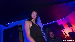 Duncan Saint Fucks Lucy Lotus in the Bar - страстные шлюхи в HD BIGWHORE.COM