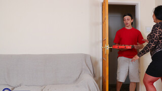 Pizza Delivery Guy Fucks Christina Santes, a Big Ass MILF - страстные шлюхи в HD BIGWHORE.COM