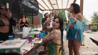 Sneaky Outdoor Fuck with Latina - страстные шлюхи в HD BIGWHORE.COM