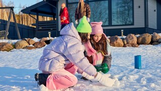 Playful Brunettes and Blondes in Winter - страстные шлюхи в HD BIGWHORE.COM