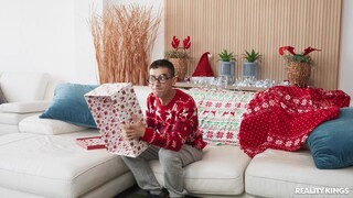Italian Stallion's Christmas Surprise - страстные шлюхи в HD BIGWHORE.COM