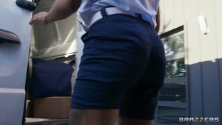 Sneaky Encounter with a Petite Package - страстные шлюхи в HD BIGWHORE.COM