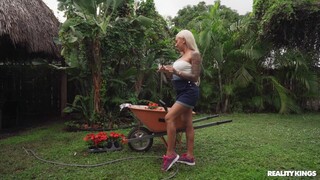 Facial in the Garden with Logan and Kona - страстные шлюхи в HD BIGWHORE.COM