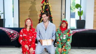 Skyla Sun's Holiday Delight - страстные шлюхи в HD BIGWHORE.COM