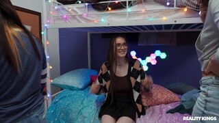 Skinny College Girls Play - страстные шлюхи в HD BIGWHORE.COM