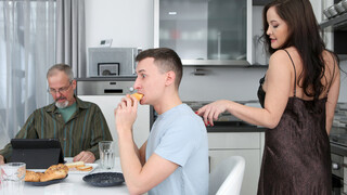 European Vacation with a Sexy Stepmom - страстные шлюхи в HD BIGWHORE.COM