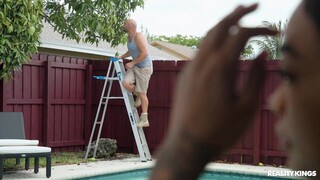 Harley Dean's Big Ass Bounces on Cock While Standing on Ladder - страстные шлюхи в HD BIGWHORE.COM