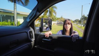 Hot Client Sabrina Sucks & Fucks Deliveryman JMac - страстные шлюхи в HD BIGWHORE.COM