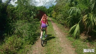 Outdoor Blowjob & Cowgirl with Busty Kara Lee - страстные шлюхи в HD BIGWHORE.COM