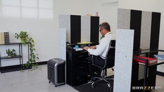 Threesome at the Office with Big Asses - страстные шлюхи в HD BIGWHORE.COM