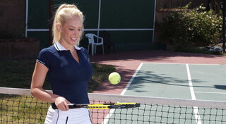 Outdoor Blowjob with Kagney Linn Karter's Athletic Body - страстные шлюхи в HD BIGWHORE.COM